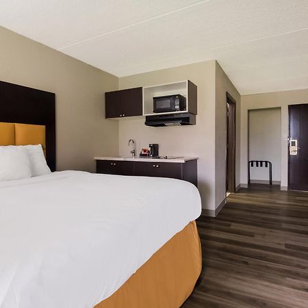 Clarion Pointe Lake Jackson - Clute Екстериор снимка