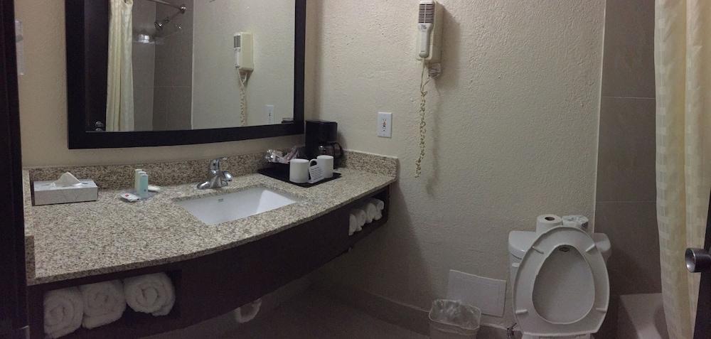 Clarion Pointe Lake Jackson - Clute Екстериор снимка