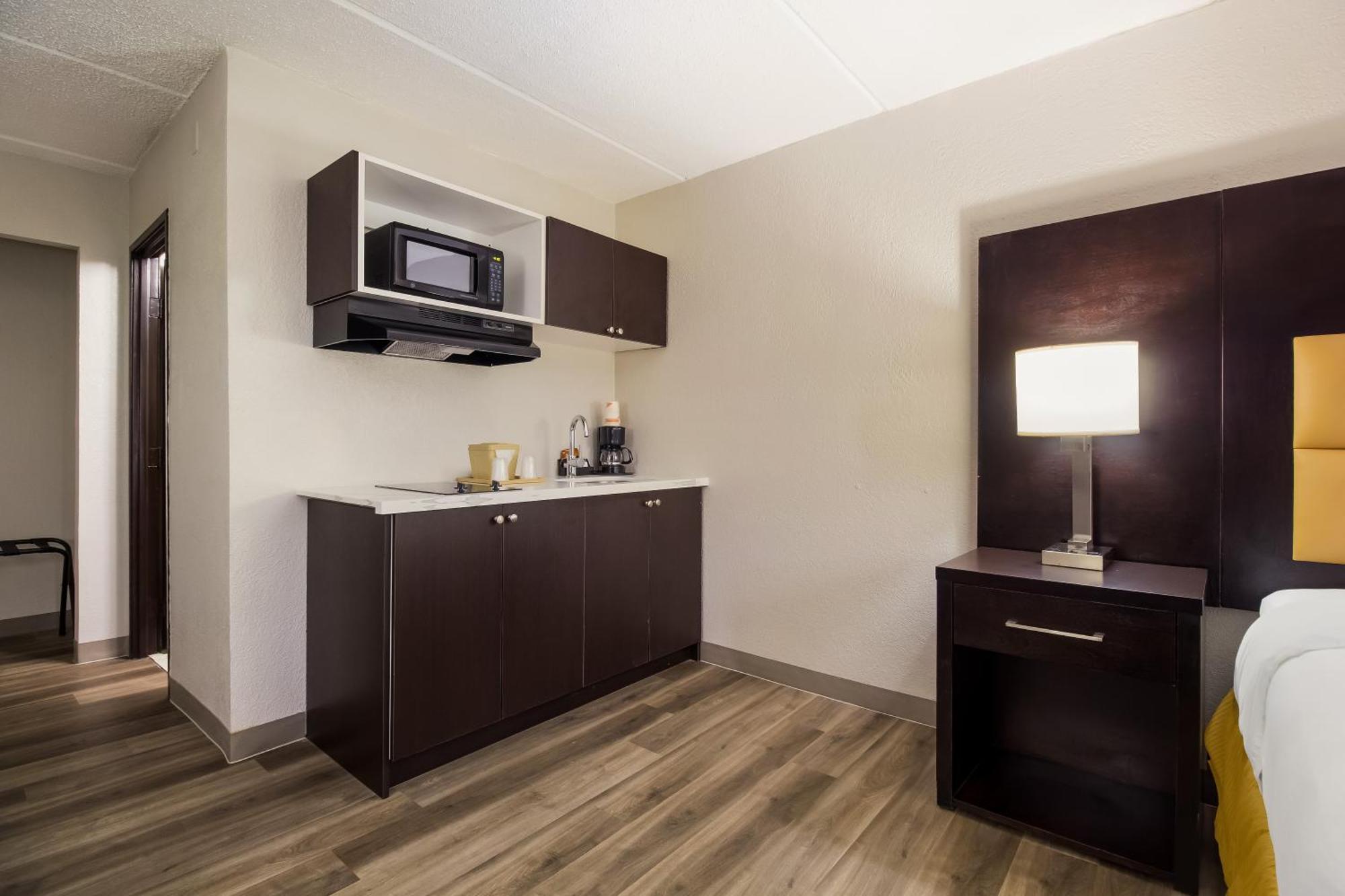 Clarion Pointe Lake Jackson - Clute Екстериор снимка