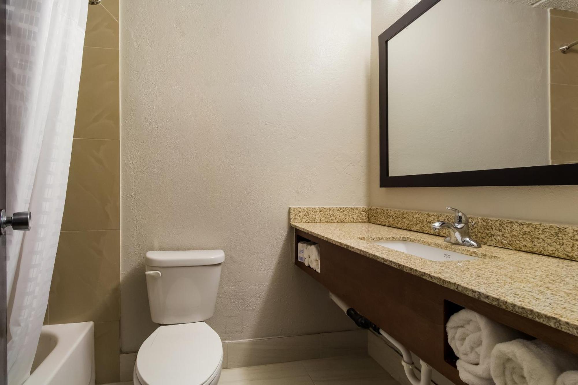 Clarion Pointe Lake Jackson - Clute Екстериор снимка