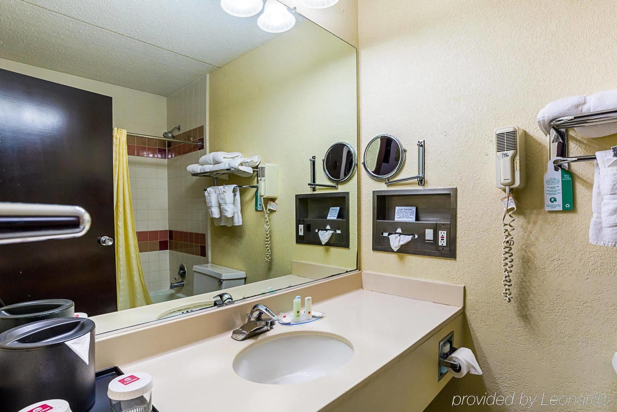 Clarion Pointe Lake Jackson - Clute Екстериор снимка